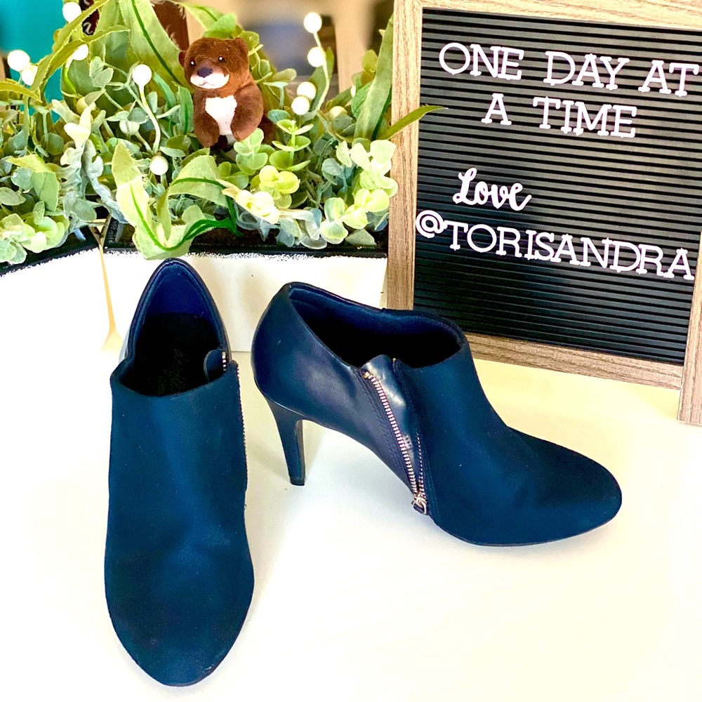 Navy blue cutie booties 7W
